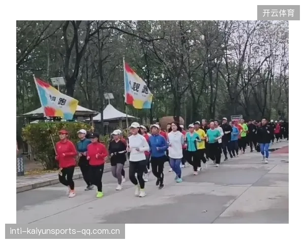 马拉松队伍进入降负阶段，节奏调整更加精准